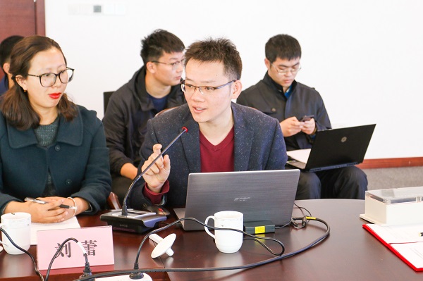 图4 beat365英国官网网站海上装备与系统研究所副所长王鸿东介绍中国智能船艇挑战赛“海上争锋”竞赛方案.JPEG